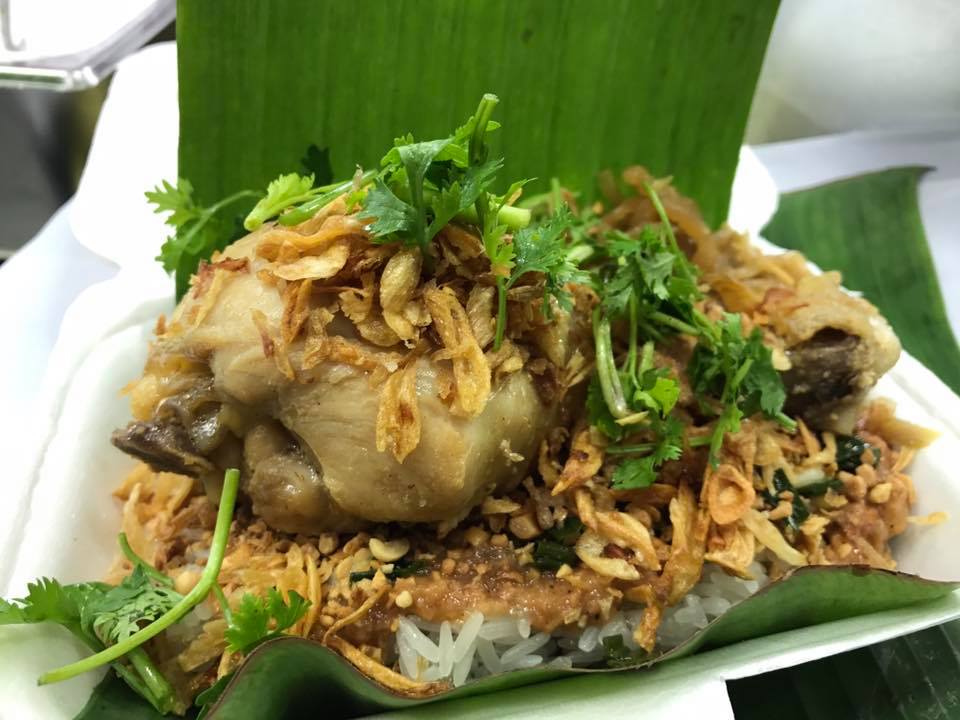 Xôi gà hành phi thơm phức tại chuỗi cửa hàng Xôi Bình Tiên