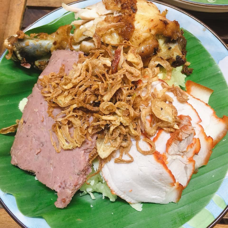 Phần xôi mặn thập cẩm cực nhiều topping tại quán Cô Thu Quận 1