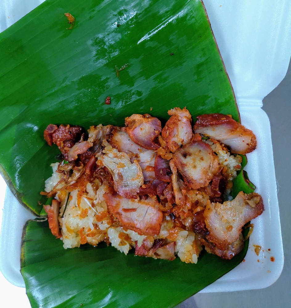 Phần xôi gà đầy đặn với xá xíu và nước sốt đậm đà tại chợ Bà Chiểu