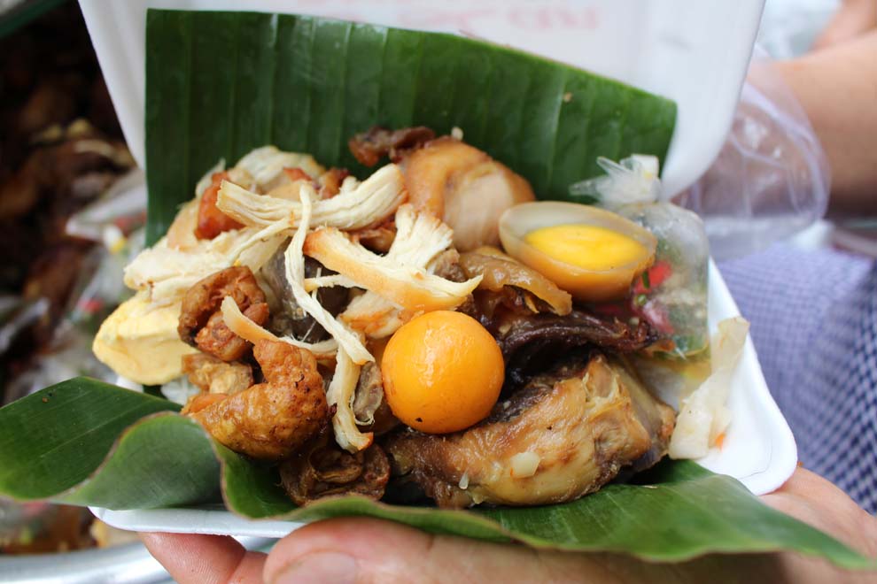 Hộp xôi gà cô Lan đầy ắp topping với trứng non và gà xé